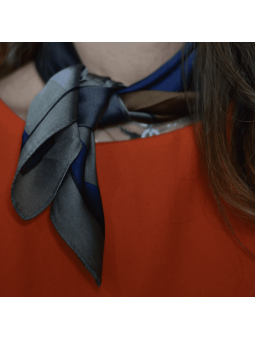 Foulard Carré 55 cm Bleu Chocolat et Beige cm Aux Délicats Motifs Abstraits