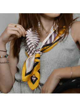 Foulard Carré 70 cm Violet, Jaune Et Noir Parsemer Finement de Petites Etoiles et De Fines Rayures