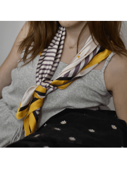 Foulard Carré 70 cm Violet, Jaune Et Noir Parsemer Finement de Petites Etoiles et De Fines Rayures