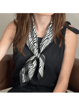 Foulard Carré 65 cm Imprimé De Fines Zébrures Délicates