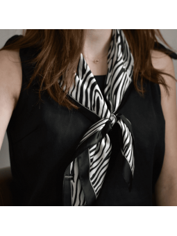 Foulard Carré 65 cm Imprimé De Fines Zébrures Délicates
