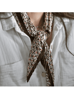 Foulard Carré 65 cm Rose Et Chocolat Plissé à Chaud Aux Motifs Losanges Fleuries