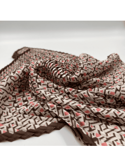Foulard Carré 65 cm Rose Et Chocolat Plissé à Chaud Aux Motifs Losanges Fleuries
