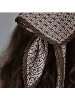 Foulard Carré 65 cm Rose Et Chocolat Plissé à Chaud Aux Motifs Losanges Fleuries