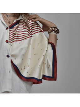 Foulard Carré 70 cm Bordeaux, Bleu et Crème Parsemer Finement de Petites Etoiles et De Fines Rayures