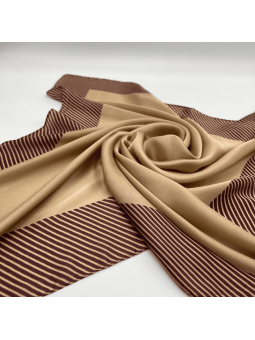 Foulard Carré Café Crème Bordé De Fines Rayures Bordeaux profond