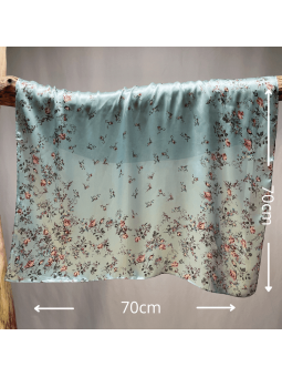 Foulard Carré 70 cm Bleu Claire Aux Délicates Fleurs De Cerisier