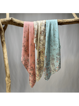 Foulard Carré 70 cm Bleu Claire Aux Délicates Fleurs De Cerisier