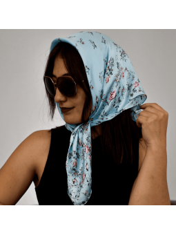 Foulard Carré 70 cm Bleu Claire Aux Délicates Fleurs De Cerisier